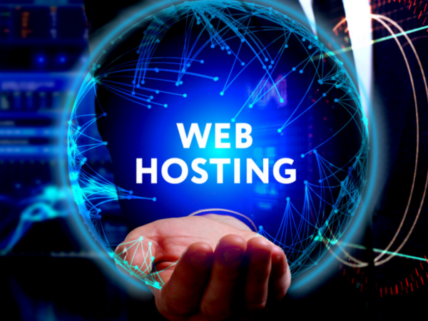 Ein Geschäftsmann hält ein Webhosting-Symbol vor blauem Hintergrund.